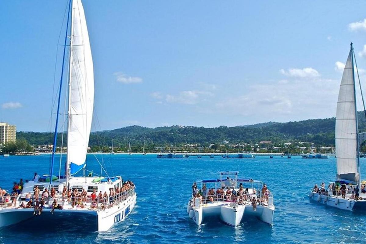 due barche in acqua con persone a bordo