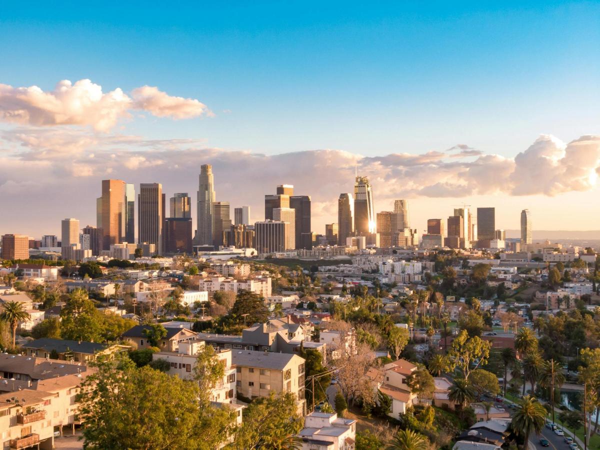 una vista aerea dello skyline di una città con grattacieli