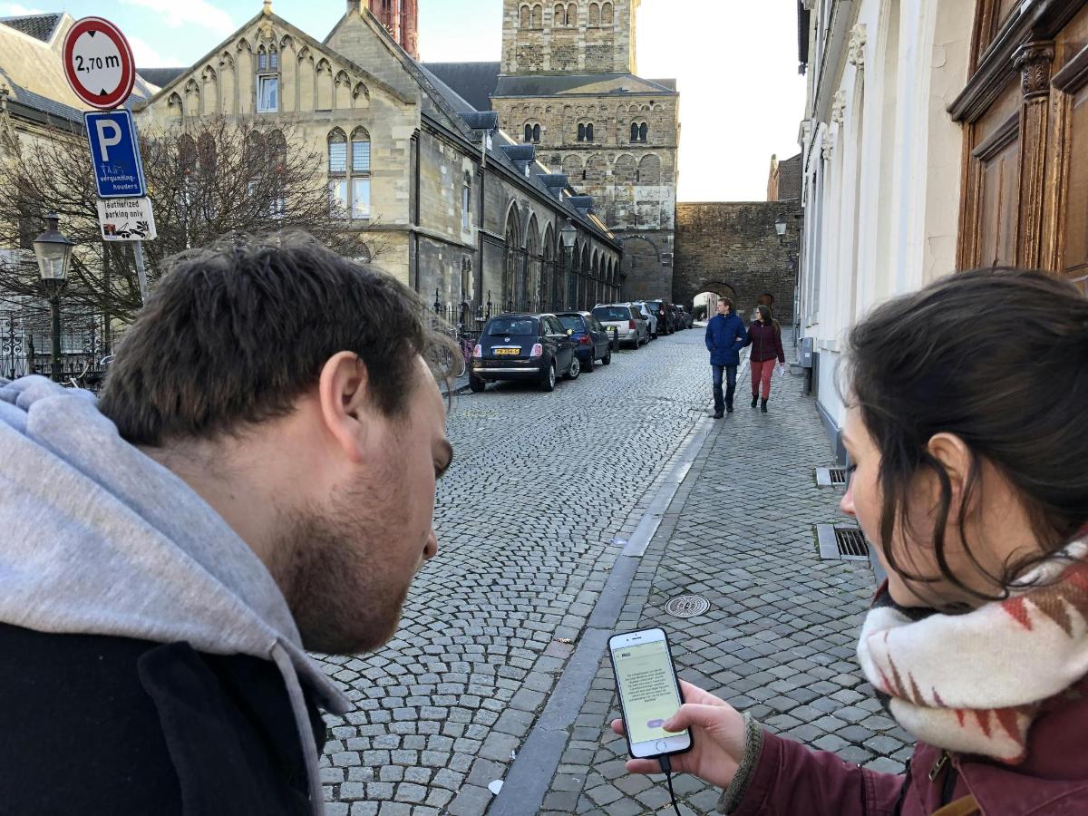 mees ja naine vaatavad tänaval mobiiltelefoni