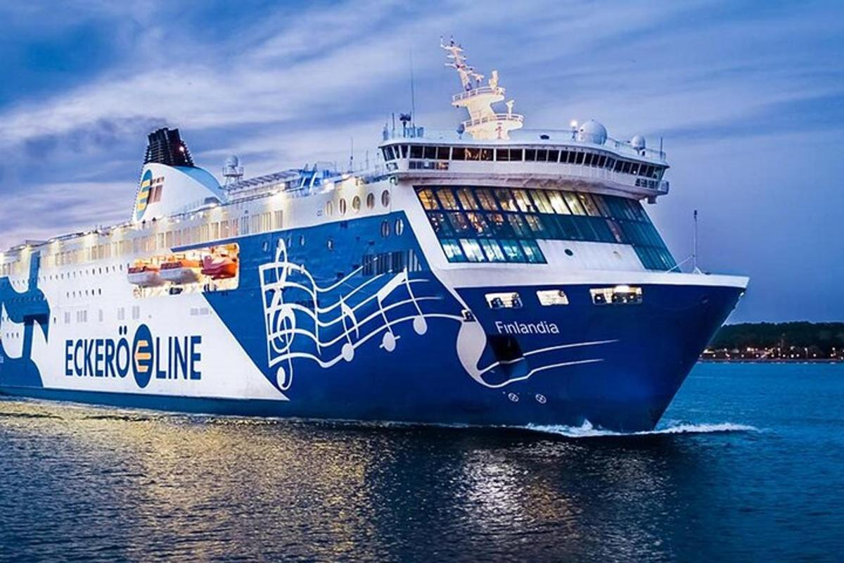 Un gran barco azul y blanco en el agua.