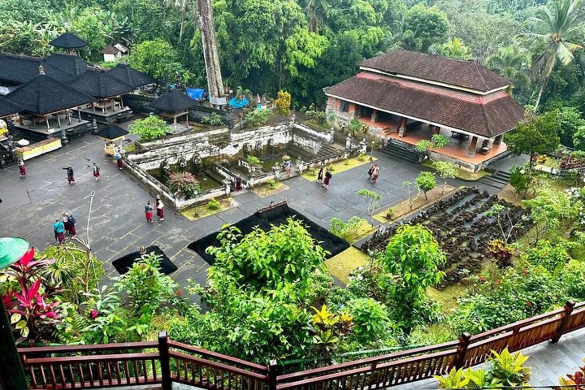 một góc nhìn từ trên cao của một khu vườn có một tòa nhà