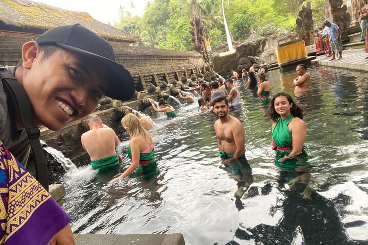 een groep mensen in het water in een zwembad