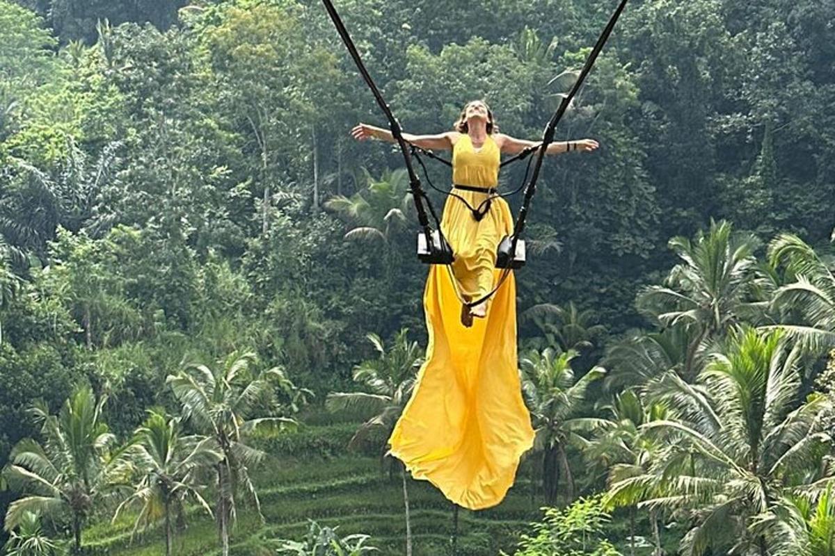 một người phụ nữ mặc váy vàng trên xích đu