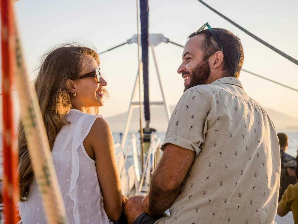 ein Mann und eine Frau stehen auf einem Boot