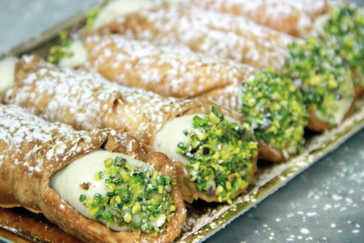 поднос с пирожными с сыром и брокколи