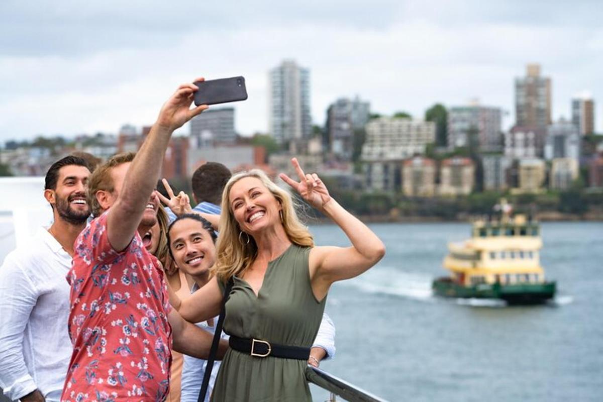 um grupo de pessoas tirando uma foto de um barco