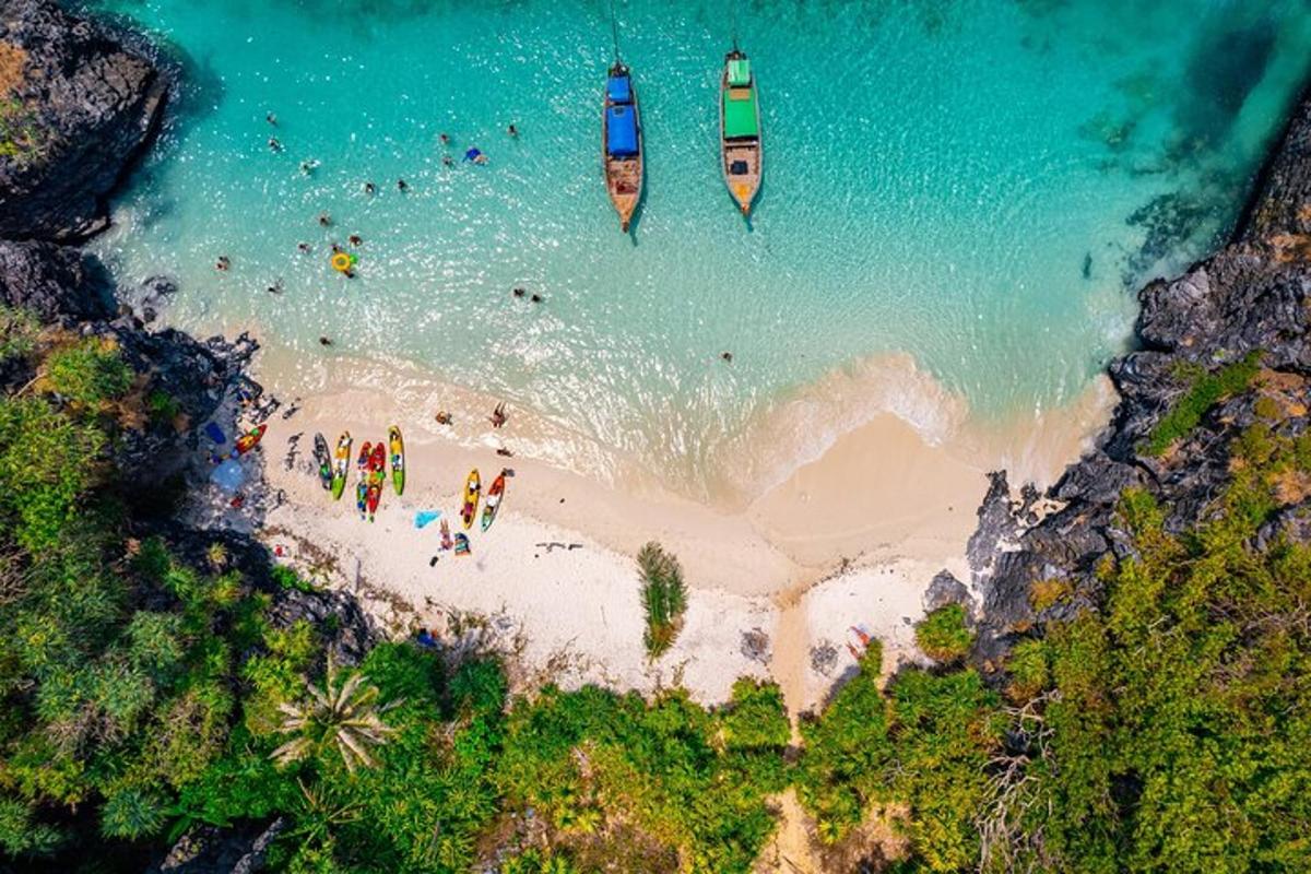 pemandangan udara pantai dengan bot di dalam air