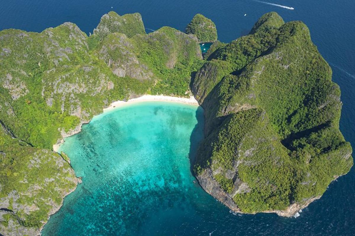 une vue aérienne d'une petite île dans l'océan