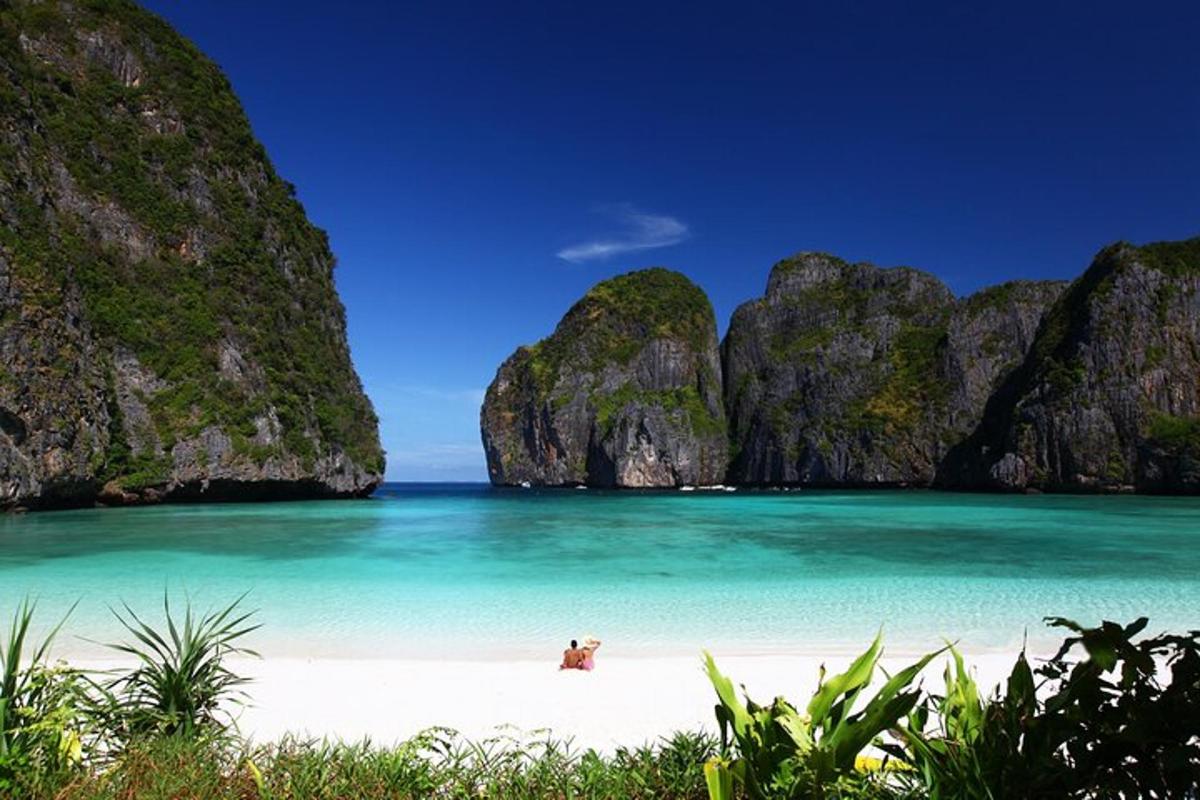 seseorang di pantai dengan batu di dalam air