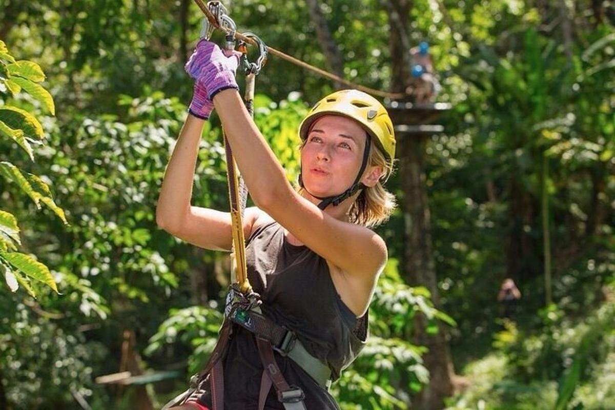 uma mulher em uma tirolesa na floresta
