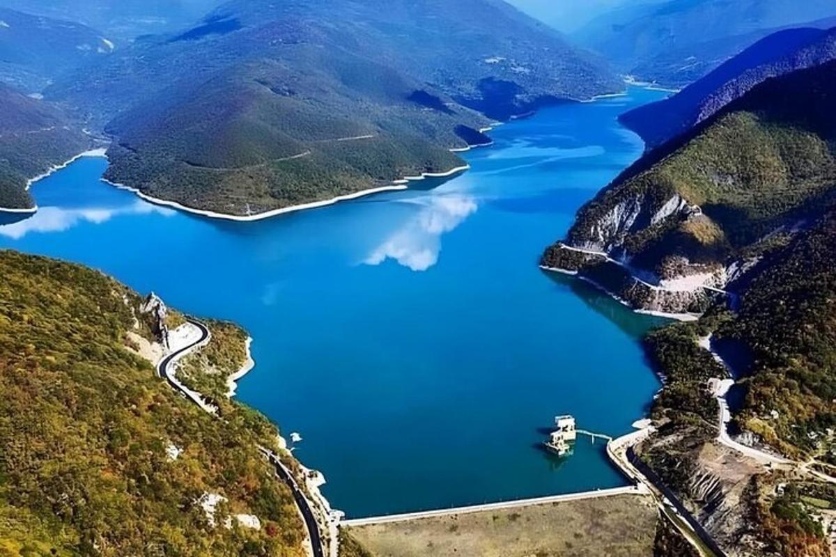 μια εναέρια άποψη μιας λίμνης στα βουνά