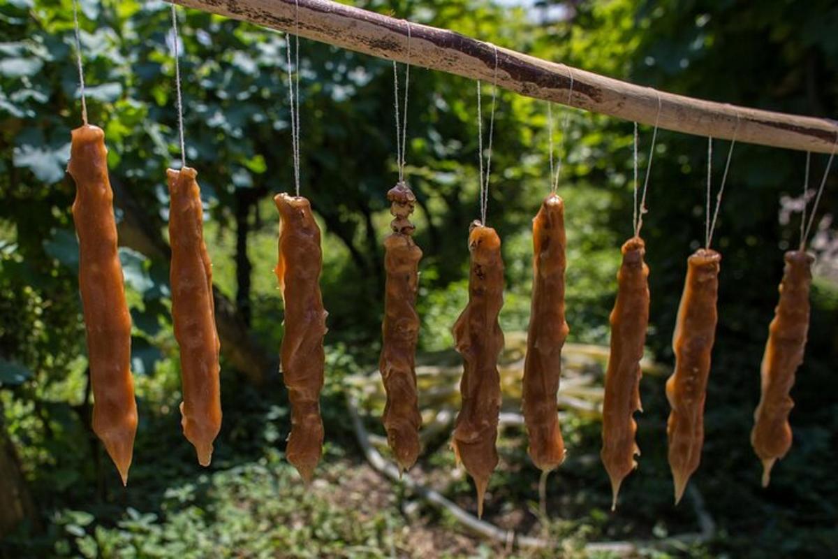 joukko hot dogeja roikkuu puun oksalla