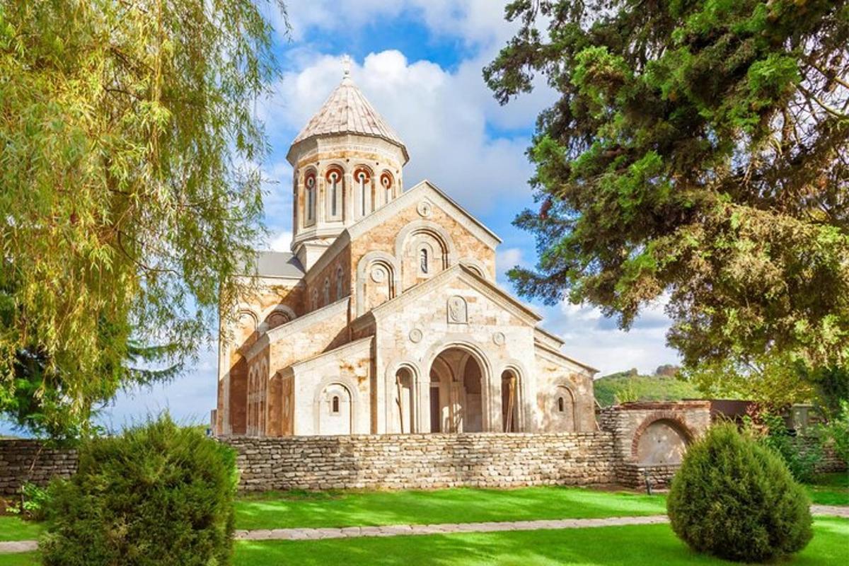 стара църква с кула на зелена поляна