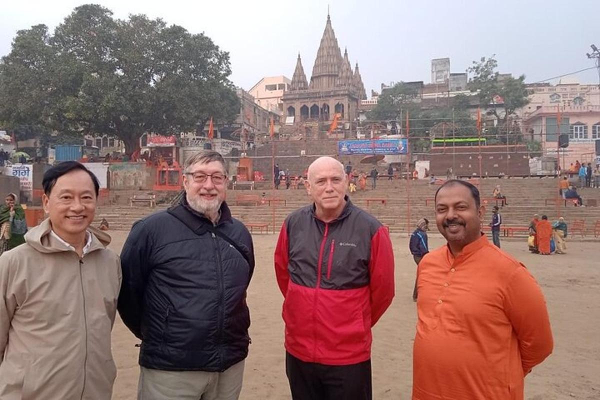 un grup d'homes drets davant d'un temple