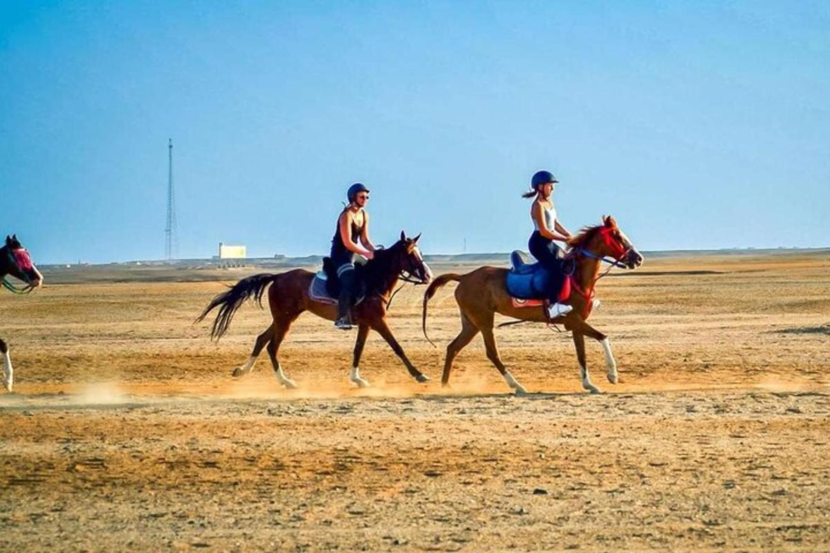 um grupo de pessoas andando a cavalo no deserto