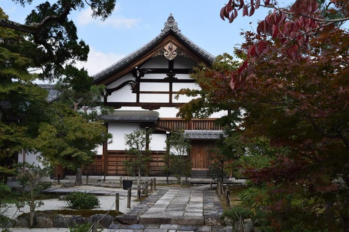 前面有一条石板路的日本建筑