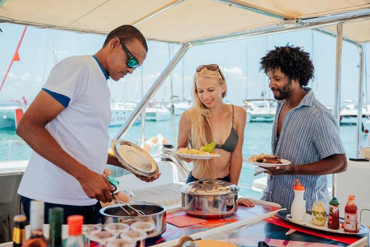 eine Gruppe von Menschen bereitet auf einem Boot Essen zu