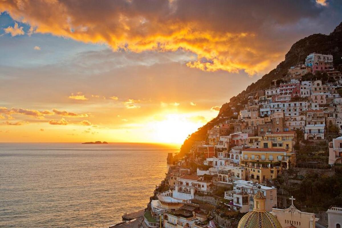 Una vista de la costa de Amalfi al atardecer