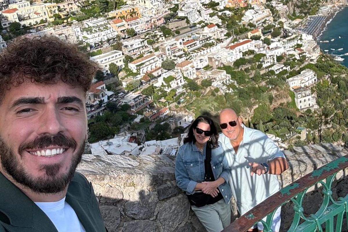 un grupo de personas de pie en la cima de una montaña