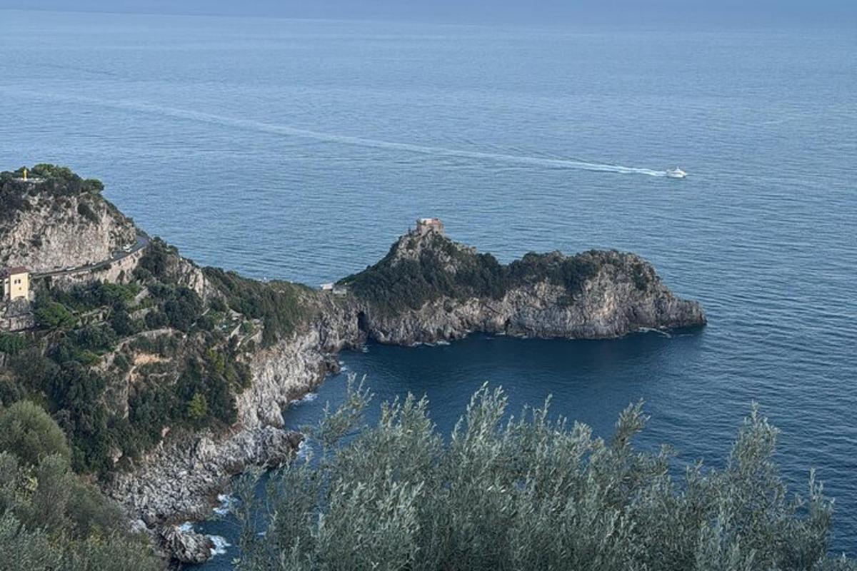 una pequeña isla en el océano con un barco