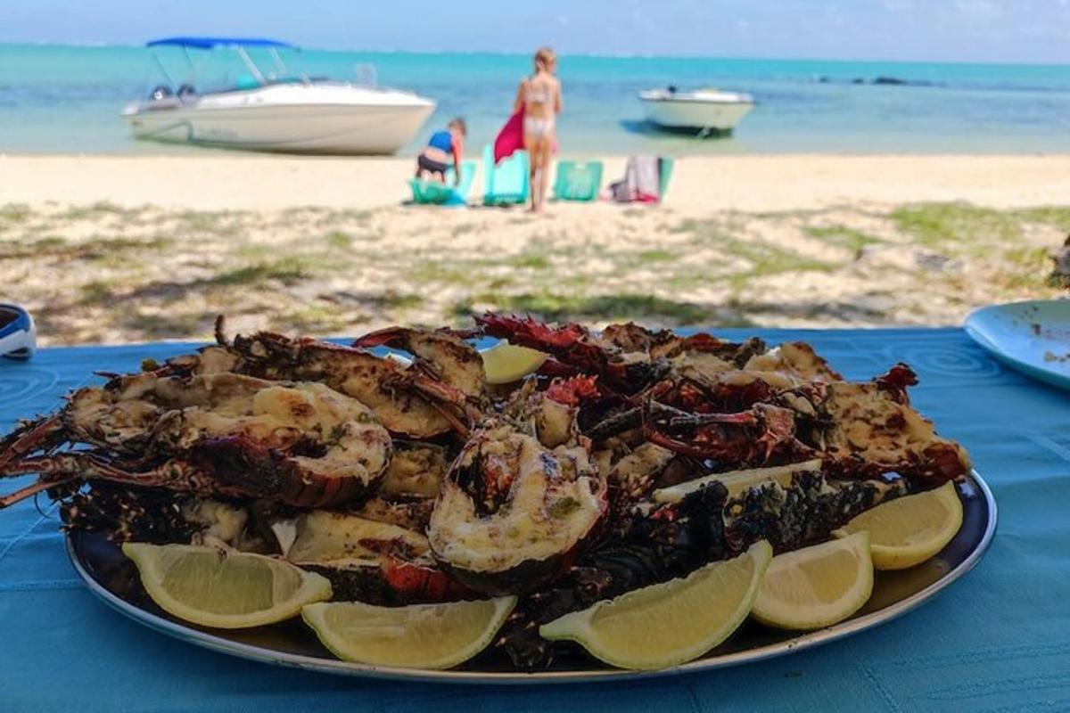 een bord met zeevruchten op een tafel op het strand