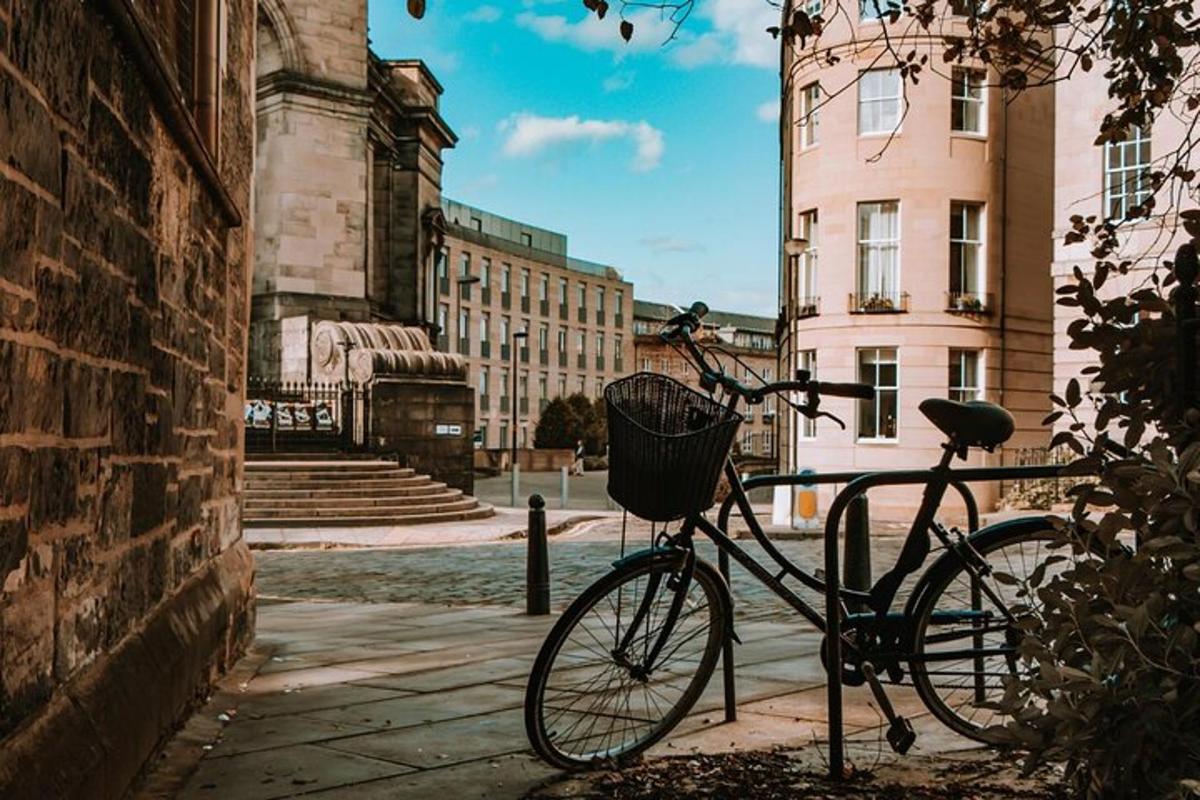 una bicicleta amb una cistella aparcada al costat d'un edifici