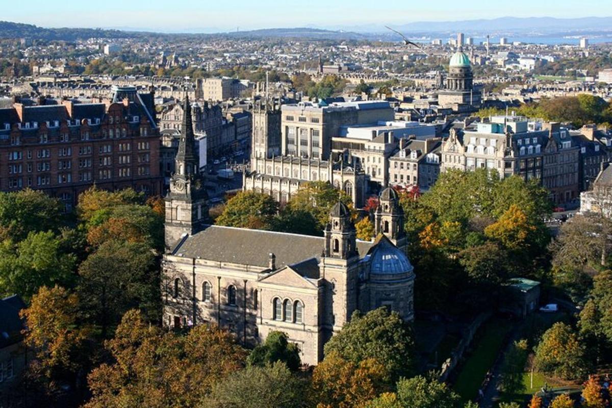 una vista aerea di un grande edificio in una città