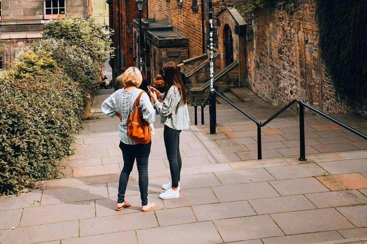 Dos mujeres caminan por una calle