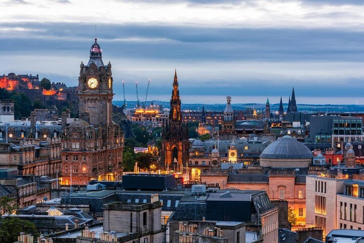 una vista di una città di notte con una torre dell'orologio