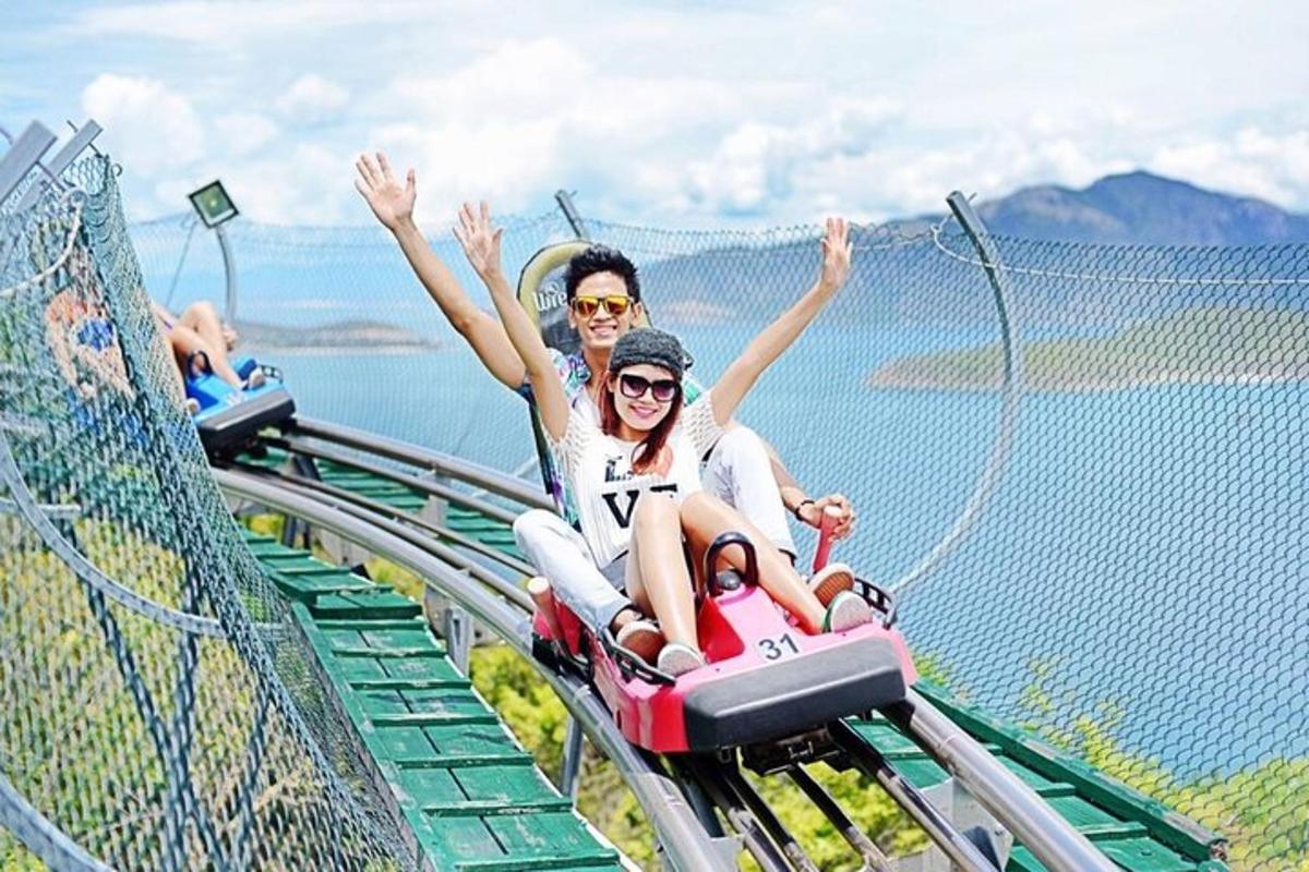 dua orang menaiki roller coaster