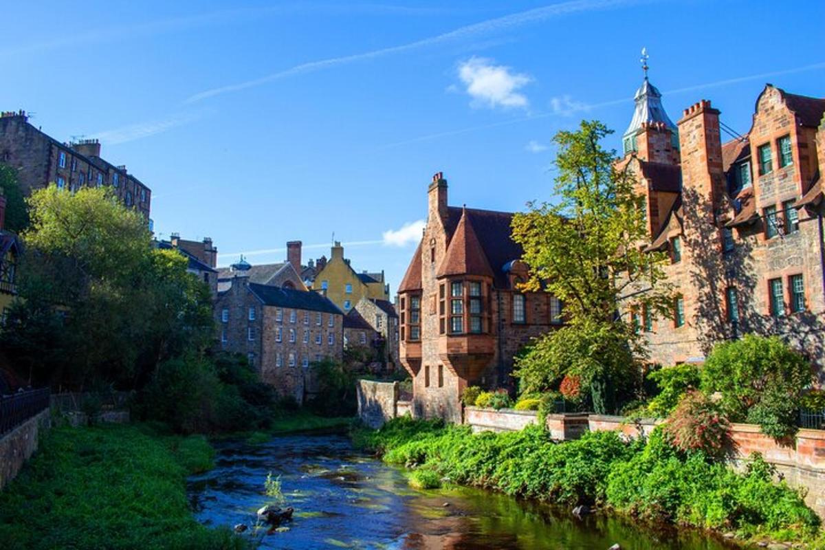 un fiume nel mezzo di una città con edifici