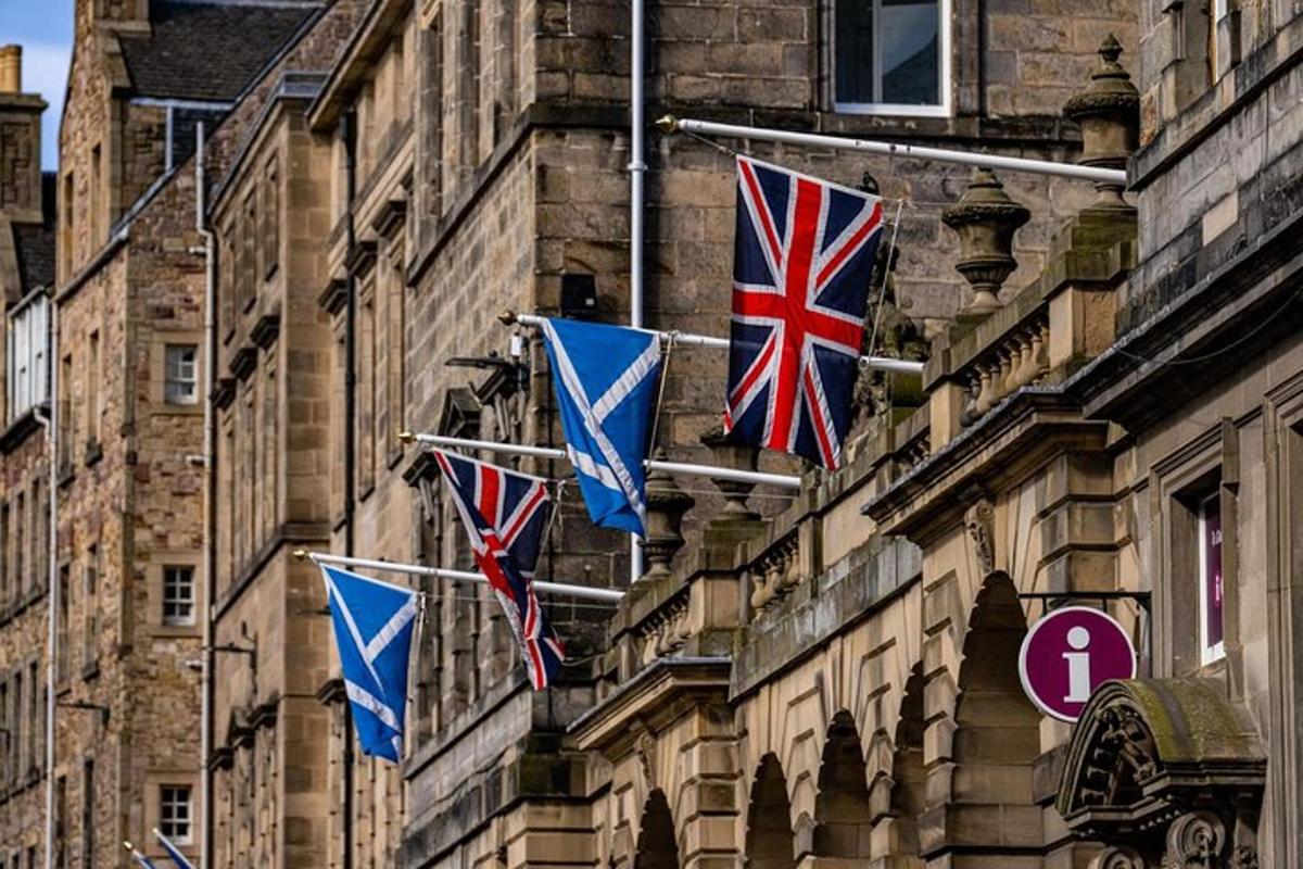 un gruppo di bandiere britanniche sul lato di un edificio