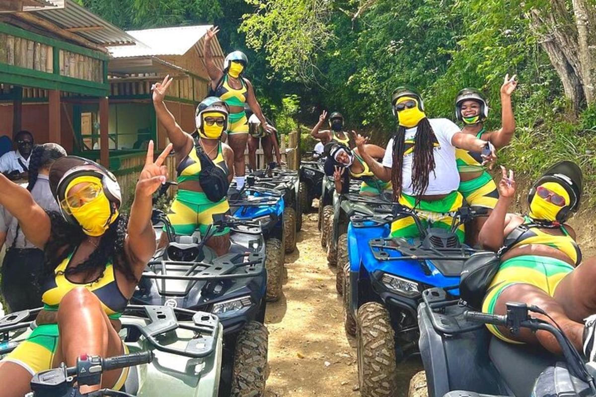 un gruppo di persone che guidano quad su una strada sterrata