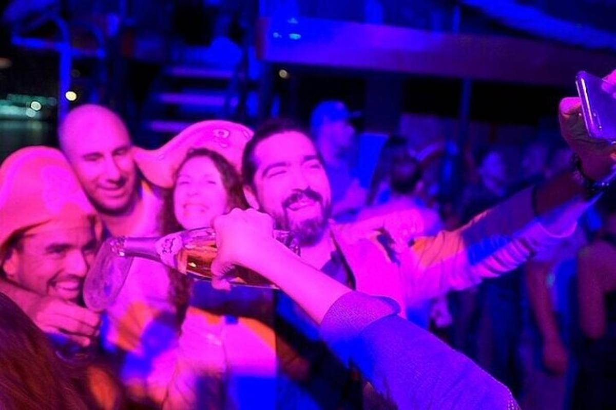 μια ομάδα ανθρώπων που κάθονται σε ένα πλήθος σε ένα πάρτι