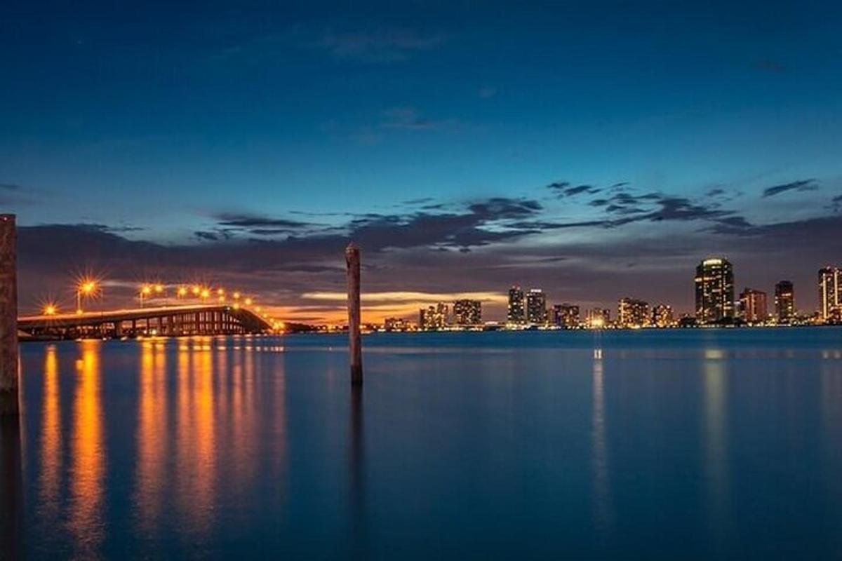 una vista di una città dall'acqua di notte
