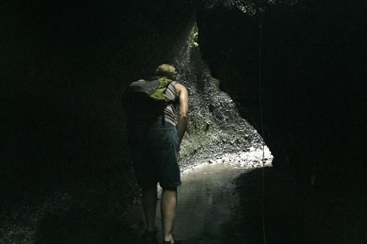 un uomo che porta un bambino sulla schiena in una grotta