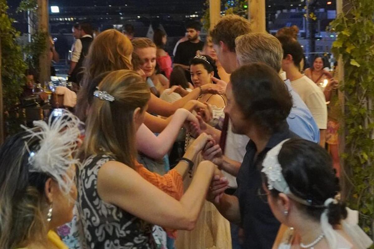 un gruppo di persone in piedi a una festa