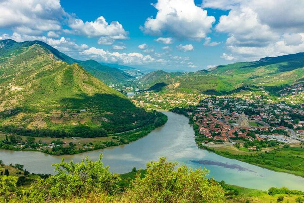pogled na reko v dolini z gorami