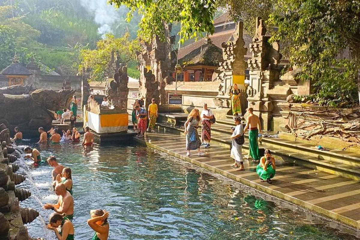 Un grupo de personas en el agua en un templo.