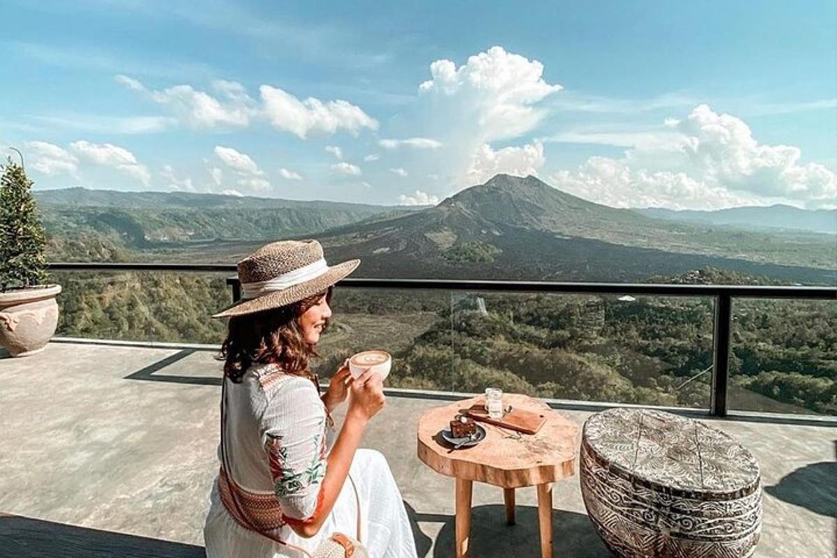 una mujer sentada en una mesa con una taza de café