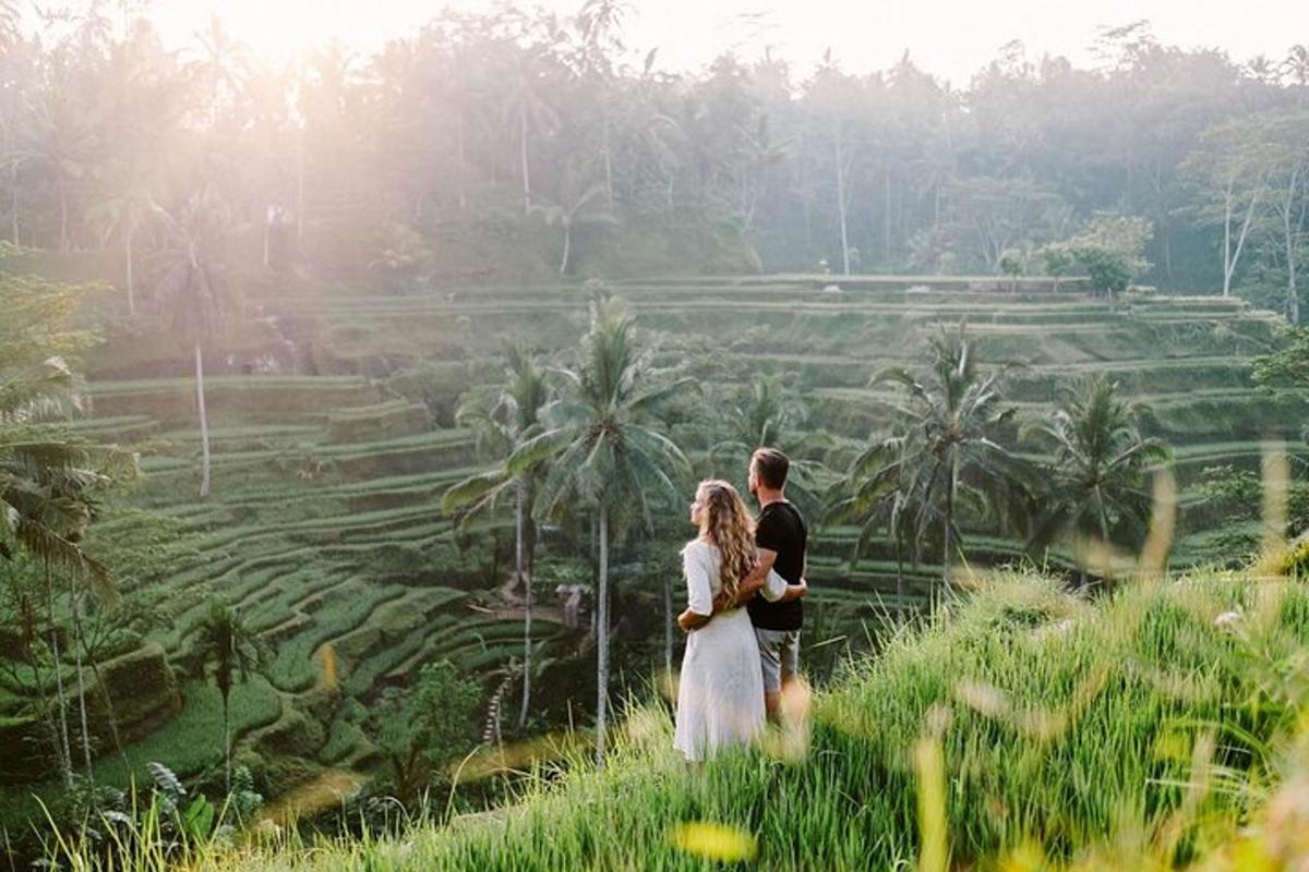 pasangan pengantin berdiri di hadapan sawah