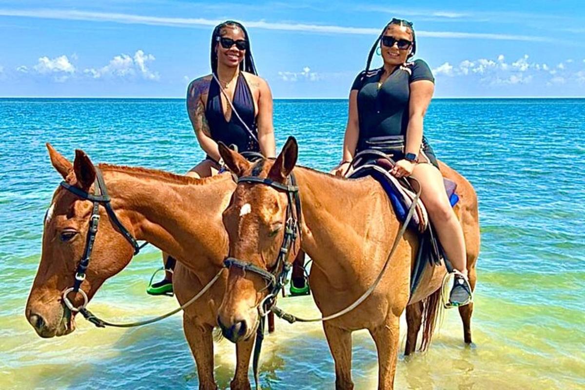 dwie kobiety jeżdżące konno po wodzie na plaży