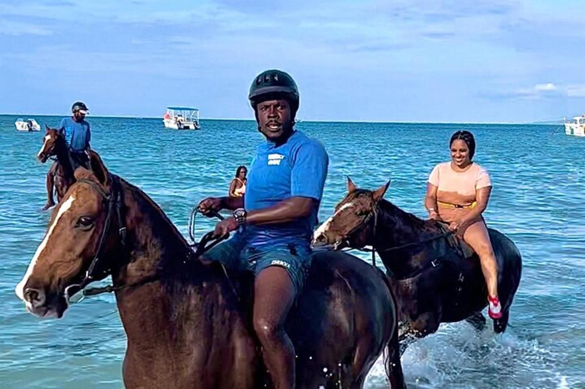 un gruppo di persone a cavallo nell'oceano