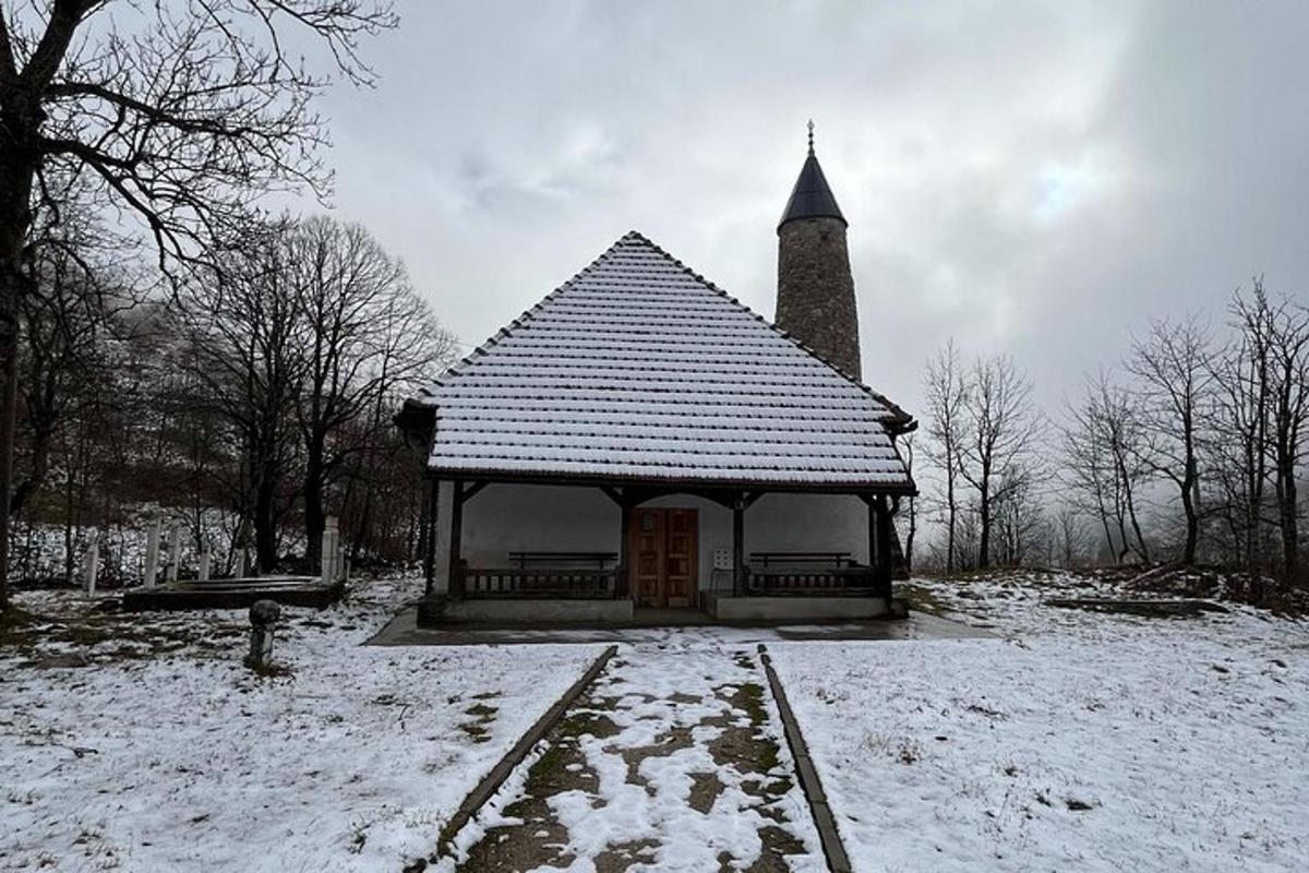malá budova s věží ve sněhu