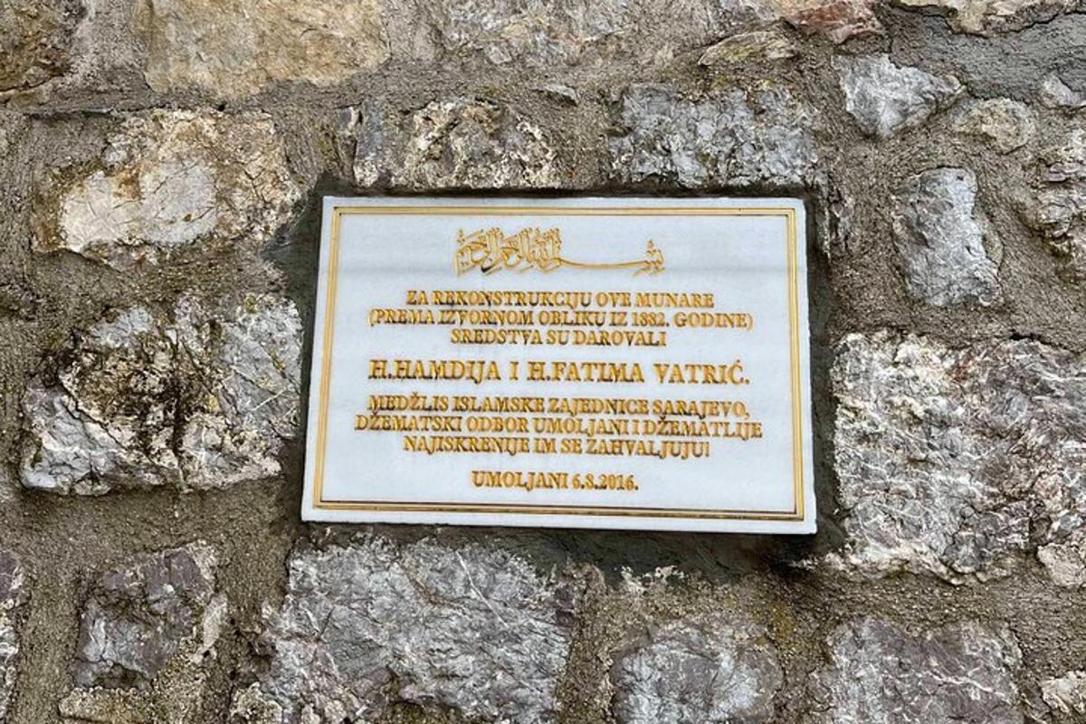plaketa na boku kamenné zdi