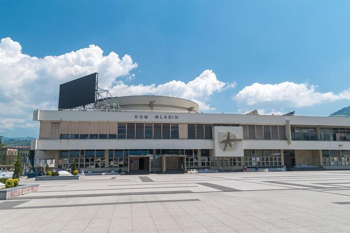 будівля з вивіскою на фасаді