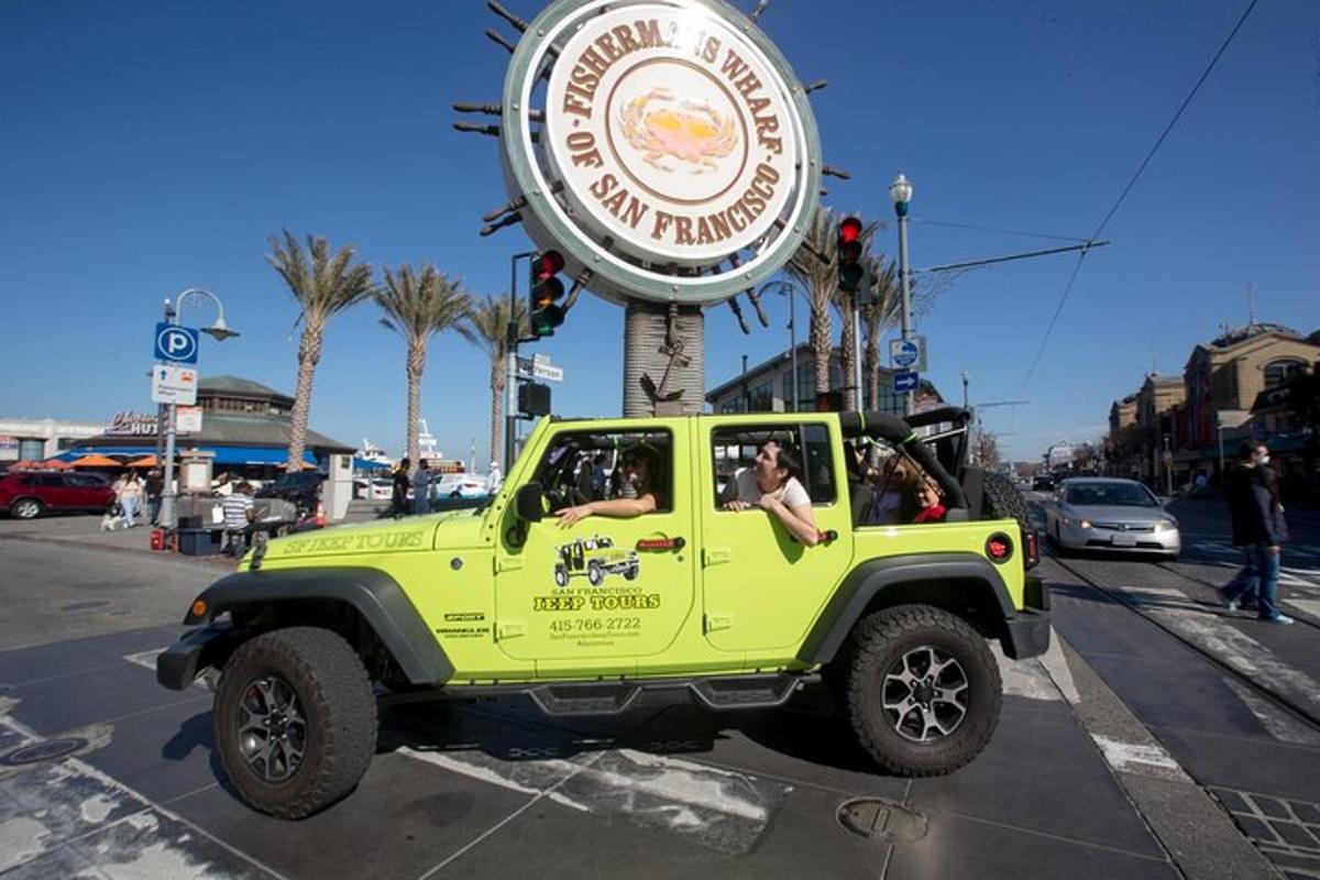 Un jeep verde estacionado frente a un cartel