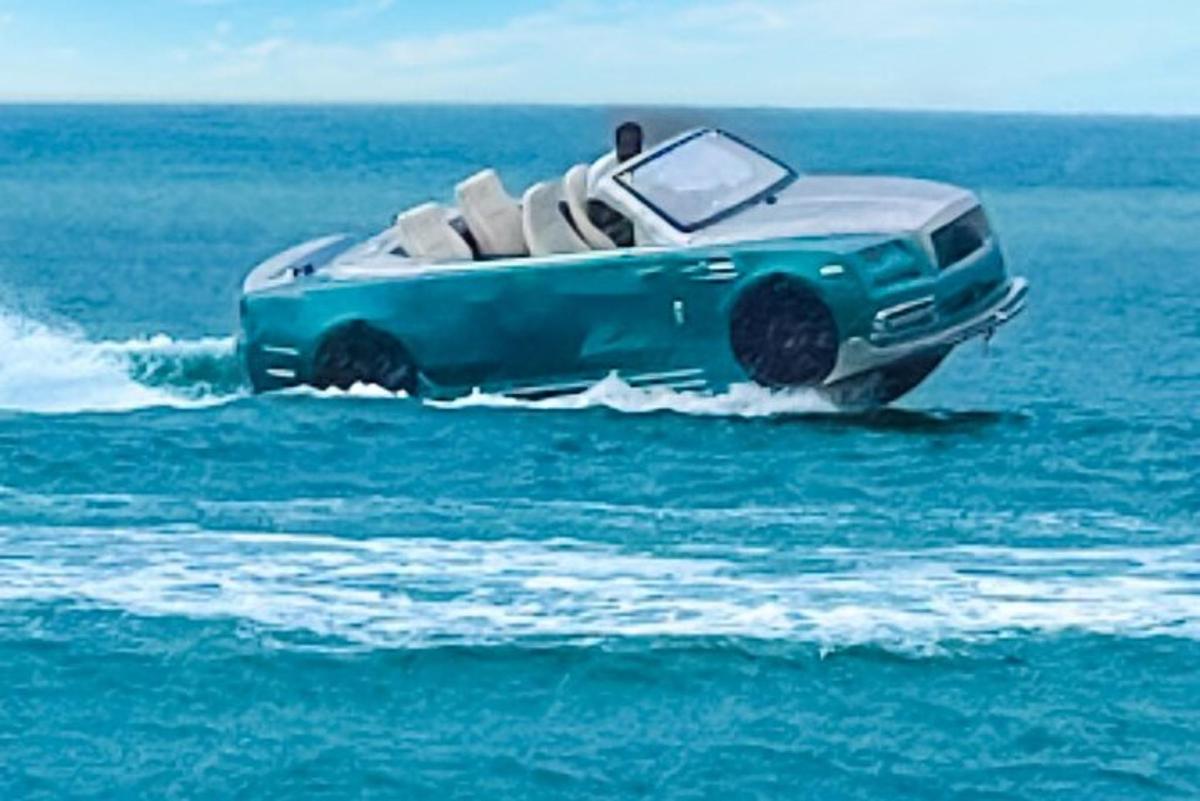 un'auto blu nell'acqua dell'oceano