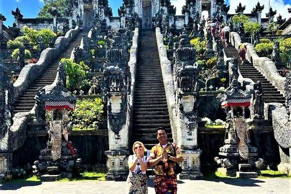 một người đàn ông và một người phụ nữ đứng trước cầu thang