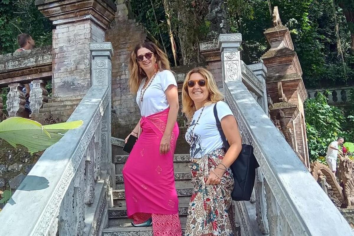 hai người phụ nữ đứng trên cầu ở một ngôi đền